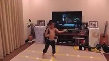 Un petit Japonais de 5 ans imite Bruce Lee à la perfection - incroyables mais vrai