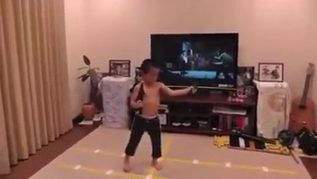 Un petit Japonais de 5 ans imite Bruce Lee à la perfection - incroyables mais vrai