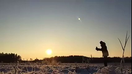 Jeter de l'eau bouillante en l'air en Finlande