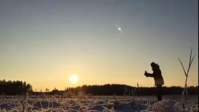 Jeter de l'eau bouillante en l'air en Finlande