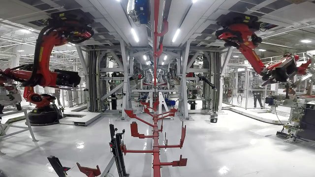 La chaîne de production pour le Model X de Tesla en timelapse