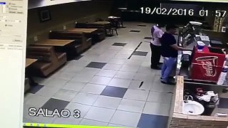 Il tente de braquer un fast-food et tombe sur un policier