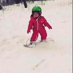 Elle marche à peine mais fait déjà du snowboard