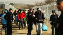 Les migrants afghans refoulés par la Macédoine transférés à Athènes
