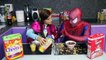 Đồ chơi trẻ em siêu nhân người nhện và công chúa Anna ăn sáng, Siêu nhân làm rớt đồ ăn bị đánh