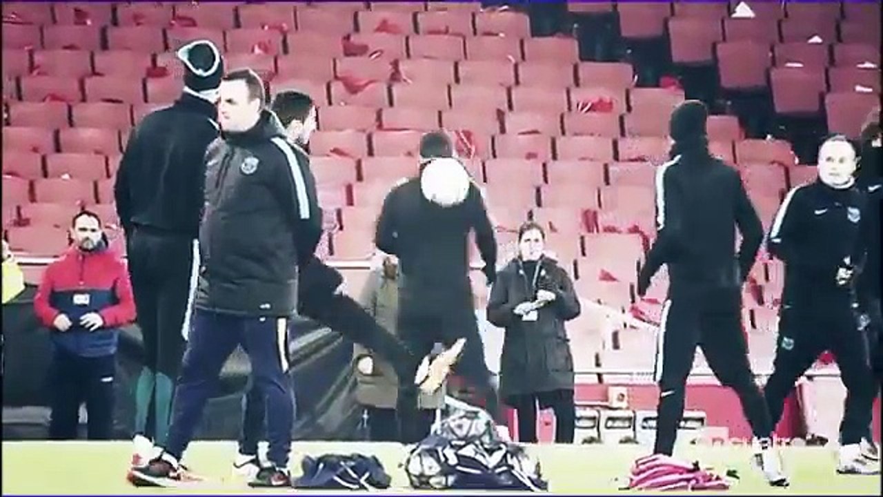 El pasillo de collejas a Luis Suárez como castigo en el entrenamiento