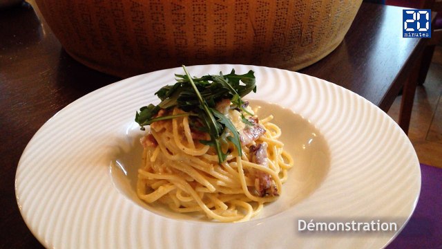 Spaghettis carbonara préparés dans une meule de parmesan
