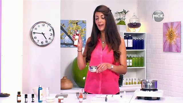 Voir et revoir Poudre à canons : la recette de l'embellisseur de teint abricoté sur MCEReplay