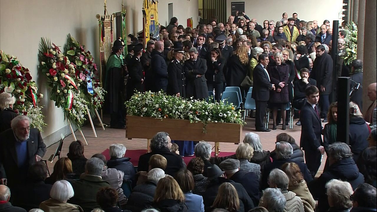 Forte affluence pour la cérémonie d'adieu à Umberto Eco