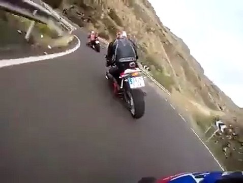 De bikers fou à fond sur une route de montagne à moto