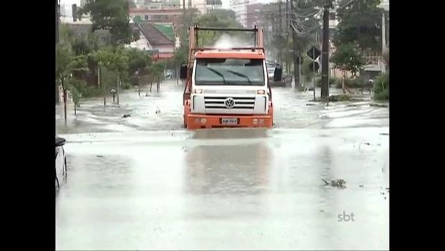 Chuva alaga ruas e causa estragos em Curitiba