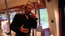 Le sosie de Johnny assure un concert dans le train