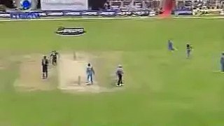Brilliant Run Out by MS Dhoni to dismiss Collingwood - Dhoni aims single Stump with Golves. On_(640x360)