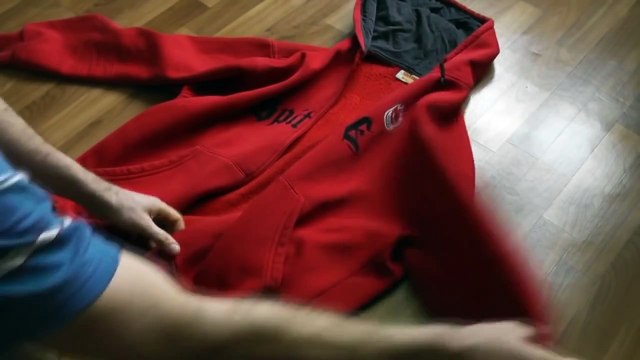 Лайфхак как компактно сложить вещи или сумка из кофты за одну минуту