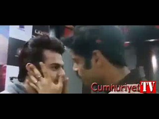 Her rolü yapacaklarını kanıtlamak için iki aktör öpüştü