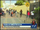 Padres de familia protestan por la falta de profesores