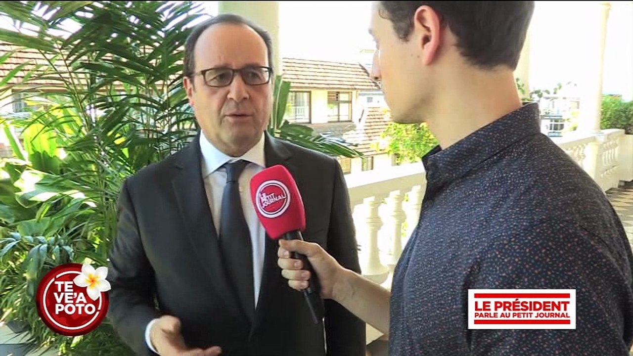 Hollande réfléchit dans l'avion