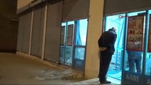 Mersin'de Marketler Zincirinin 3 Şubesine El Yapımı Patlayıcı Atıldı