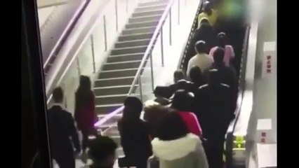 Video herunterladen: Escaleras mecánicas en China vuelven a causar temor en las personas