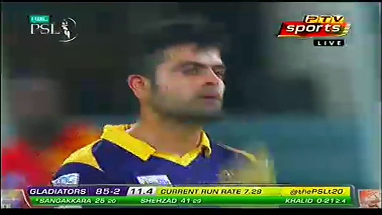 Sanga almost knocking out Aleem Dar Aleem Dar on the ground by Sanga’s shot