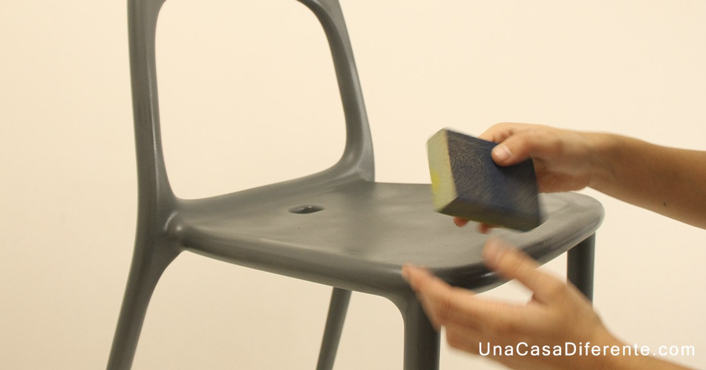 Cómo pintar sillas de plástico con spray