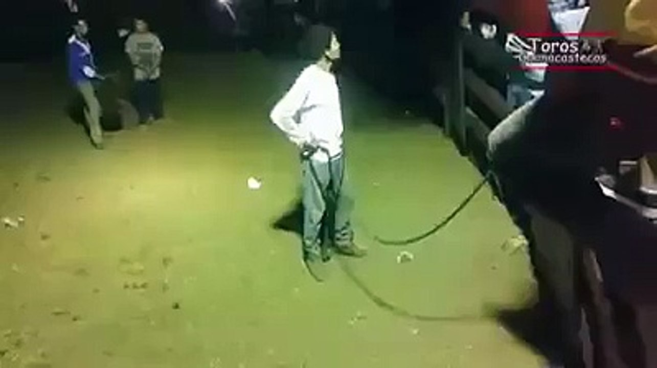 Vidéo- Cet homme crois tenir la porte avec son pied à mourir de rire!