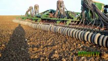 AMAZONE Citan 12000 sur un JOHN DEERE 8345R au semi de blé en 2011