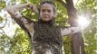 Chuyện khó tin - Người phụ nữ không mặc áo để 12 ngàn con ong đậu lên người