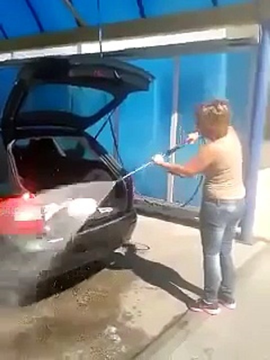 Quand une femme lave sa voiture..