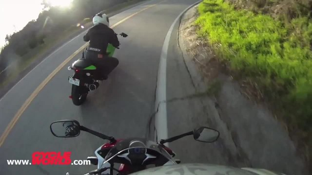 Sportbike Comparison Video: Kawasaki Ninja 250R vs. Honda CBR250R