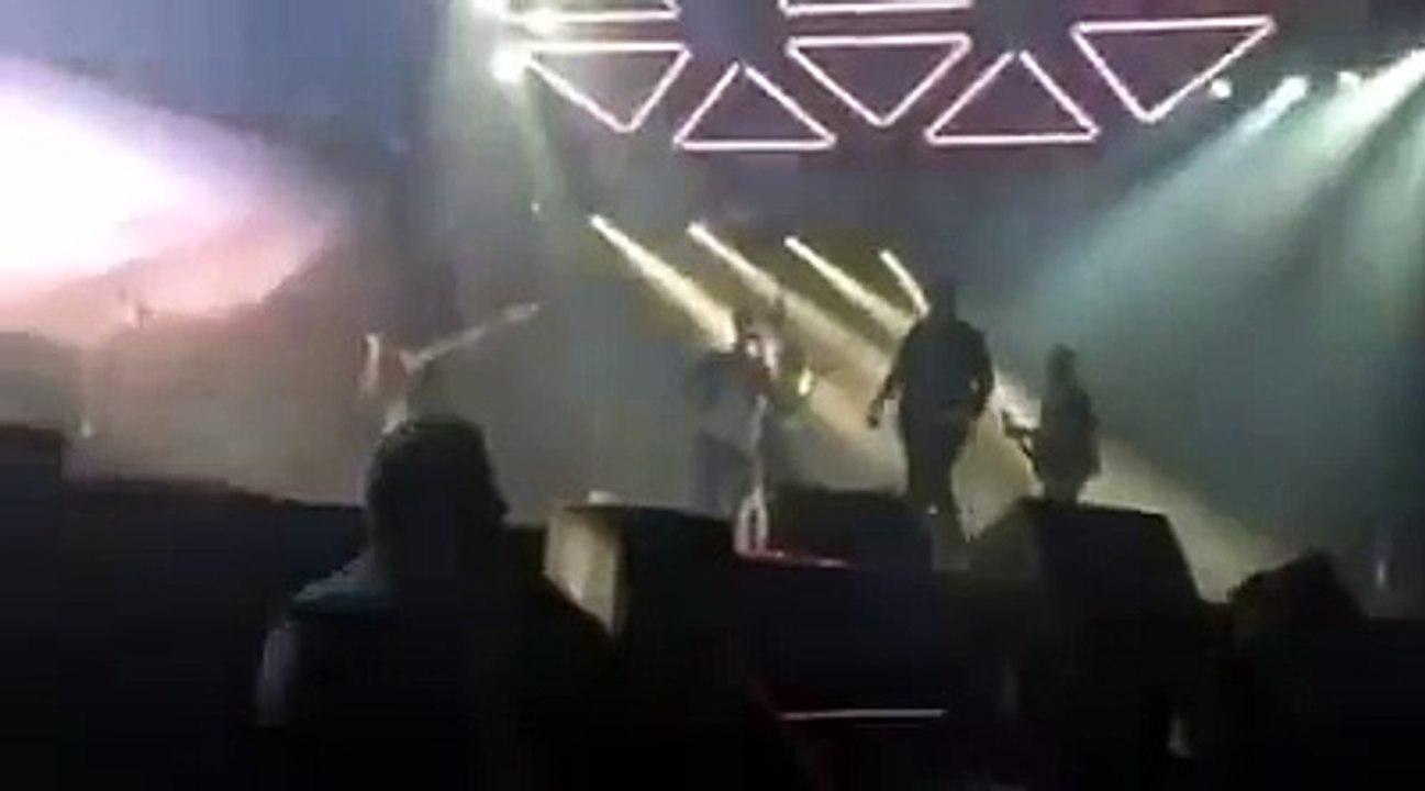 Alejandro Sanz defiende a mujer en concierto