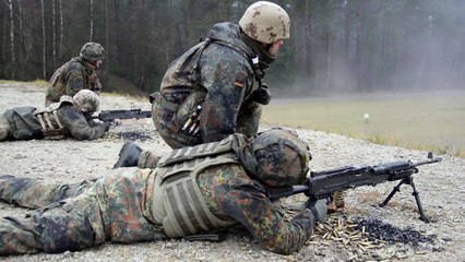 Video herunterladen: U.S. & German Soldiers Working Together Weapons Familiarization Range