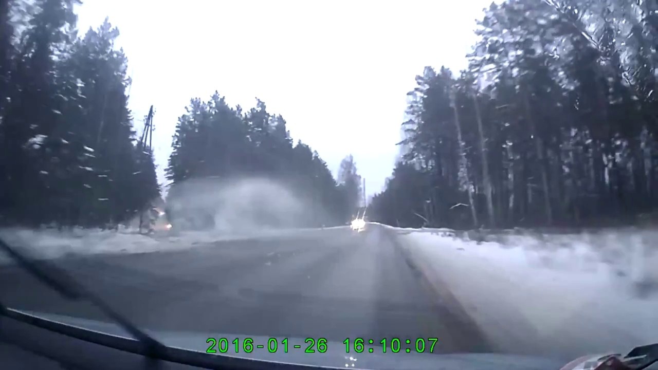 Авария в Даугавпилсе ! Водитель пошёл на обгон учебной машины!