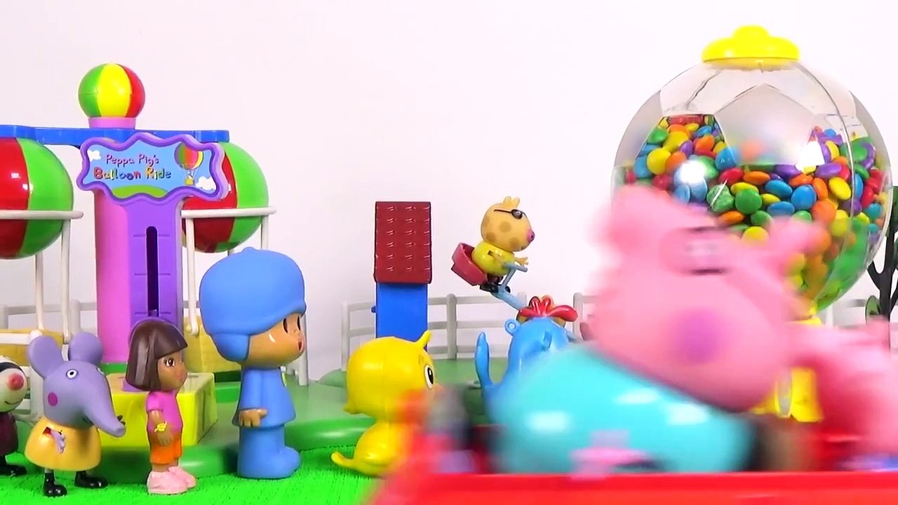 Pig George da Familia Peppa Pig FICA PRESO NA MÁQUINA DE DOCES! Novelinha da Peppa em Português