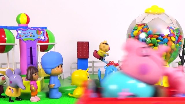 Pig George da Familia Peppa Pig FICA PRESO NA MÁQUINA DE DOCES! Novelinha da Peppa em Português