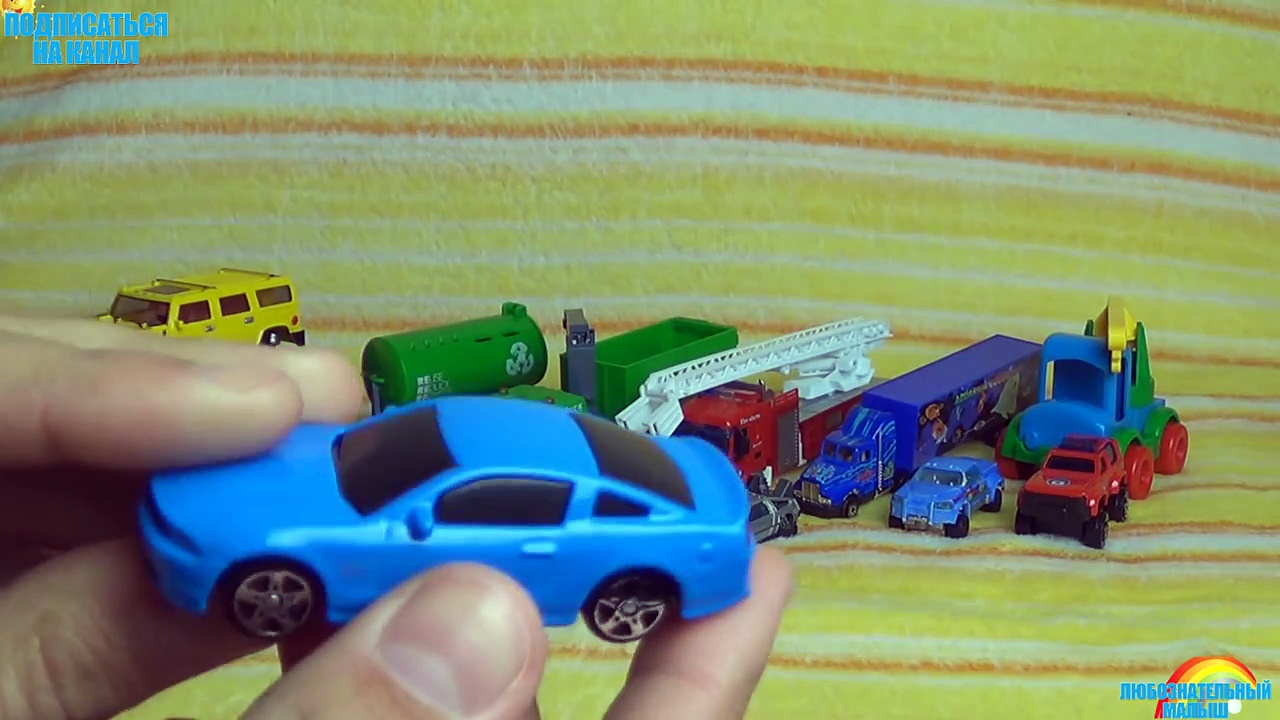 Видео обзор на машинки. Даник и игрушки машинки. Игорюшины игрушины. Видео обзор на машинки. Мальчик распаковывает машинки.
