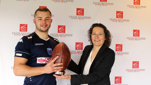 Loick Jammes reçoit son trophée d'Homme du Match Caisse d'Epargne Rhône Alpes
