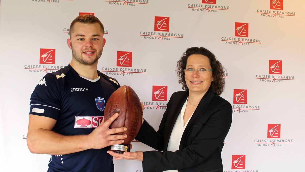 Loick Jammes reçoit son trophée d'Homme du Match Caisse d'Epargne Rhône Alpes