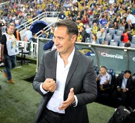 Vitor Pereira, Van Persie'yi Sakat Olduğu İçin Oynatmadığını Söyledi