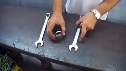 Descargar video: Comment casser un cadenas avec 2 clés plates