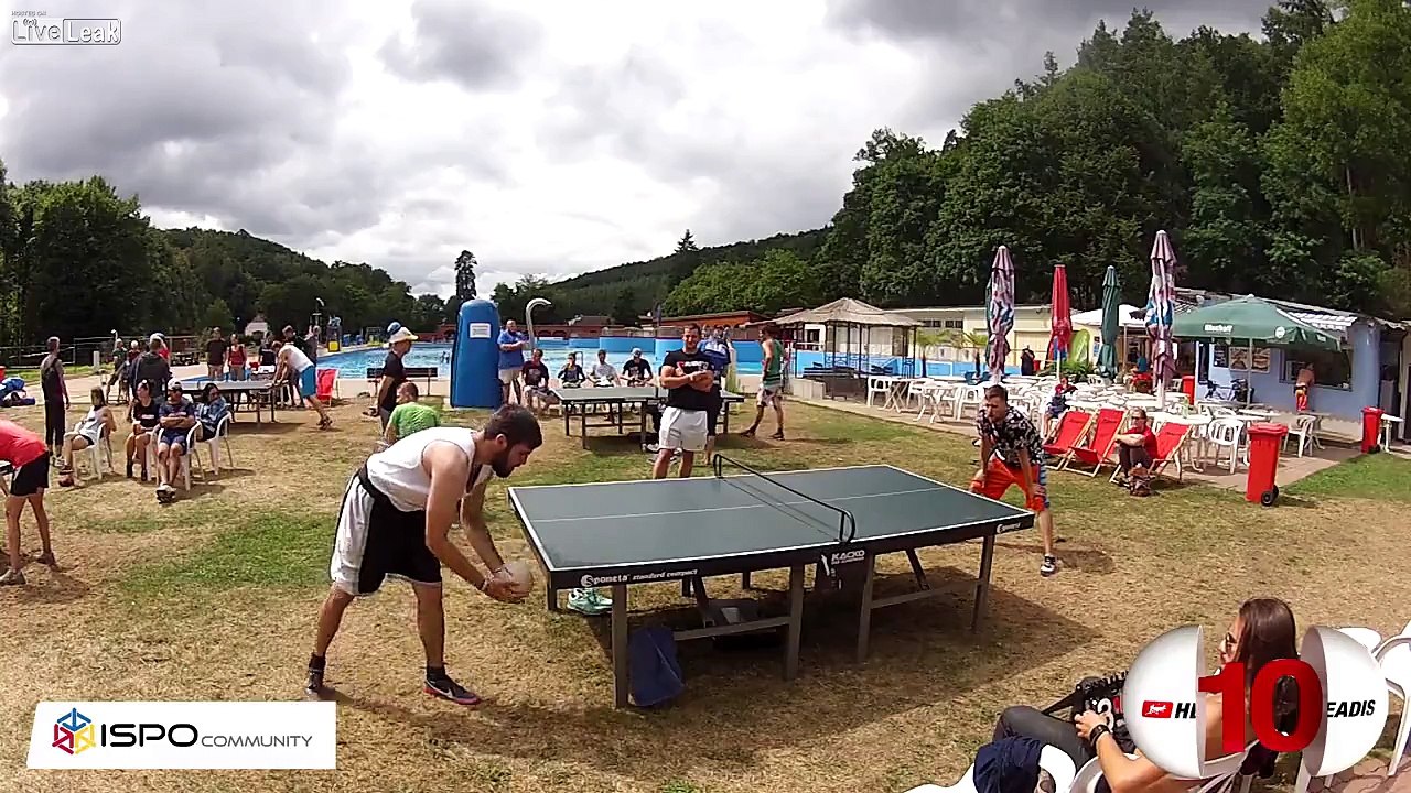 Découvrez le ping-pong avec la tête le nouveau sport qui fait fureur