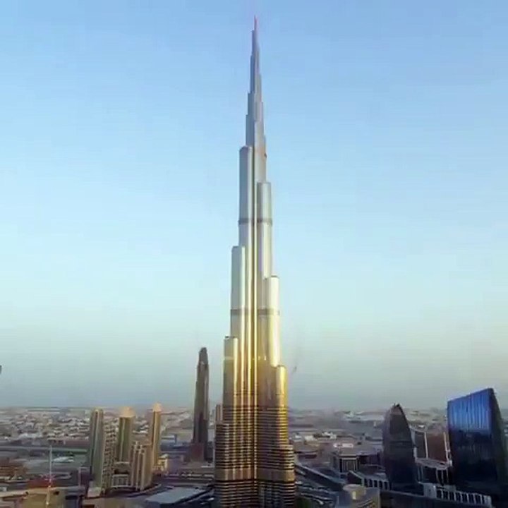 Serem banget nih aksi melompat dari gedung tertinggi di Dubai