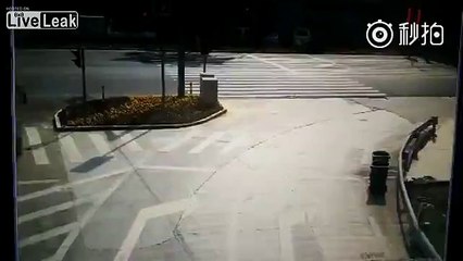 Un enfant survit miraculeusement à un accident de poussette avec un camion