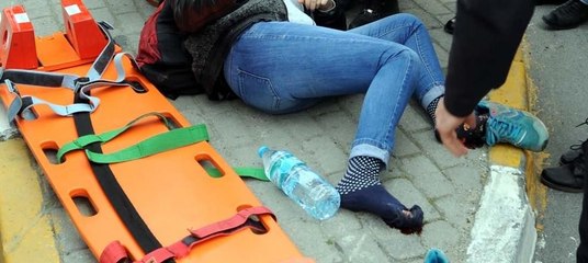 Kaldırımda beklerken ayaklarının üzerinden otobüs geçti