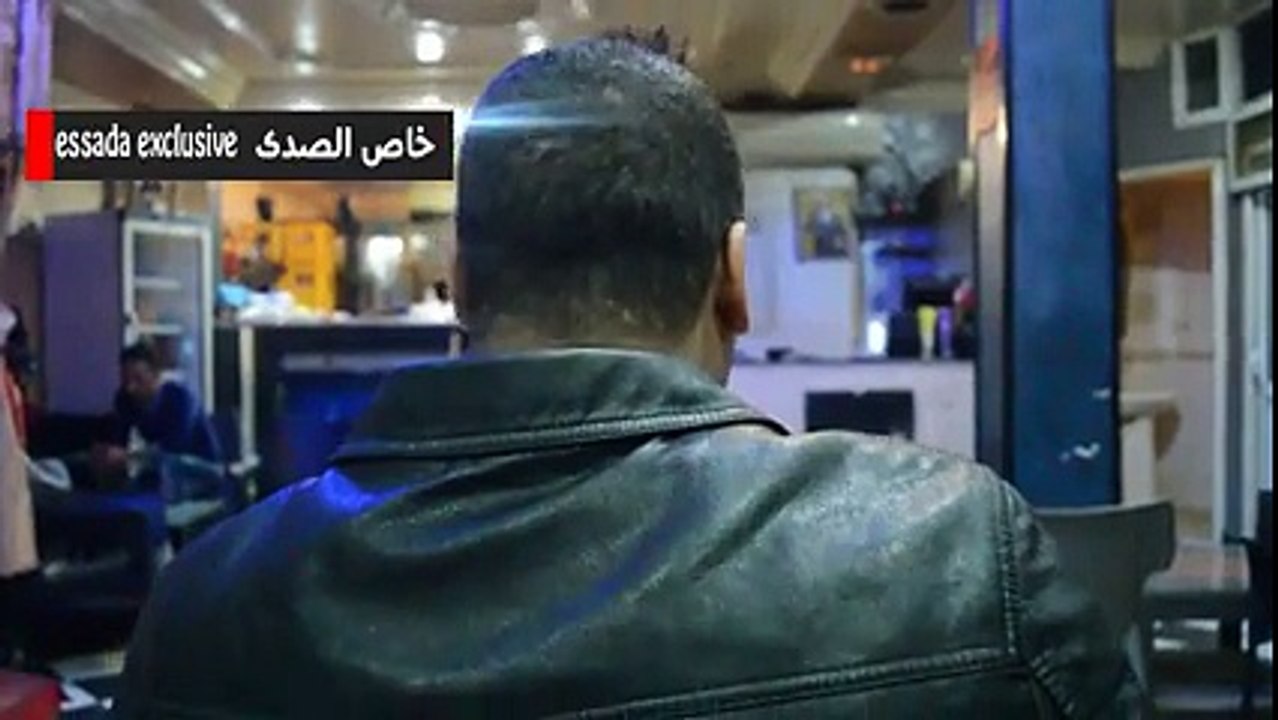 عون أمن يُعنّفُ صاحب مقهى وابنه ويوقفهما بعد أن طالباه بخلاص ثمن مشروبات استهلكها ملا حالة في هل البلاد