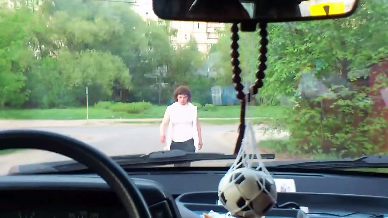 Упоротая тетка атакует машину