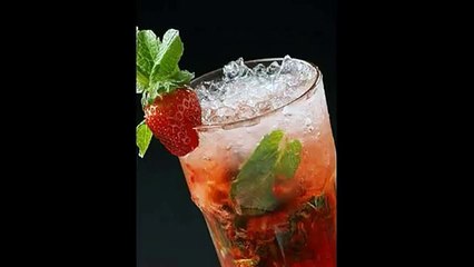 Алкогольный коктейль мохито с клубникой