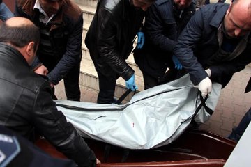 Evinde boğazı kesilmiş halde bulundu