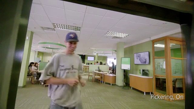 Cette femme voulait juste retirer de l’argent … mais elle ne se serait jamais attendue à ce qui s’était passé