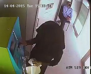 Larki Nay ATM Say Lakhon Rupy Ura liye,Security Guard Dekhta Reh Gaya
